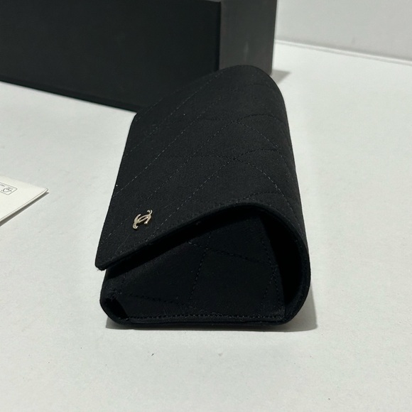 Chanel sunglass case - Picture 6 of 8